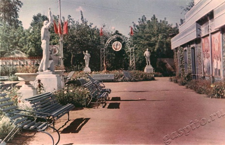 Подробнее о статье Центральный вход во Дворец пионеров и школьников (Ед.хр. 1971)