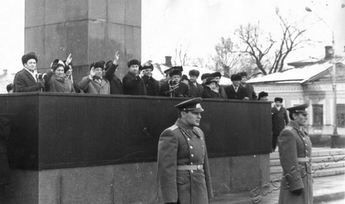 Подробнее о статье Демонстрация трудящихся г.Тамбова на площади им.В.И.Ленина, посвященная 53-ей годовщине Великой Октябрьской социалистической революции (Ед.хр. 2350)