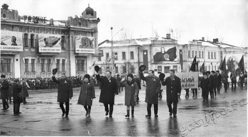 Подробнее о статье Демонстрация трудящихся г.Тамбова на площади им.В.И.Ленина, посвященная 53-ей годовщине Великой Октябрьской социалистической революции (Ед.хр. 2352)