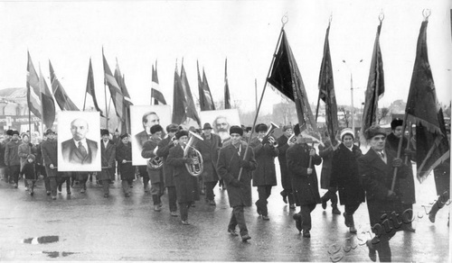 Подробнее о статье Демонстрация трудящихся г.Тамбова на площади им.В.И.Ленина, посвященная 53-ей годовщине Великой Октябрьской социалистической революции (Ед.хр. 2354)