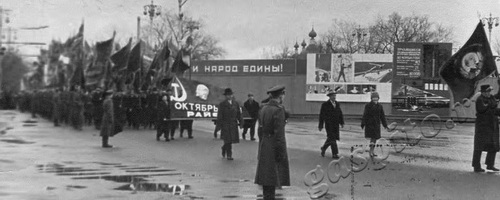 Подробнее о статье Демонстрация трудящихся г.Тамбова на площади им.В.И.Ленина, посвященная 53-ей годовщине Великой Октябрьской социалистической революции (Ед.хр. 2356)