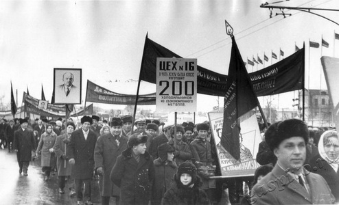 Подробнее о статье Демонстрация трудящихся г.Тамбова на площади им.В.И.Ленина, посвященная 53-ей годовщине Великой Октябрьской социалистической революции (Ед.хр. 2360)