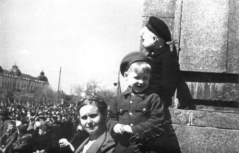 Подробнее о статье Празднование победы в Великой Отечественной войне на площади В.И.Ленина г.Тамбова (Ед.хр. 2385)