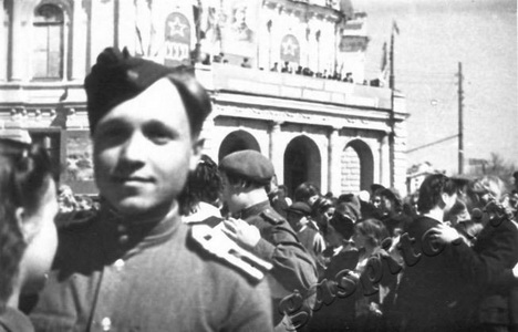 Подробнее о статье Празднование победы в Великой Отечественной войне на площади В.И.Ленина г.Тамбова (Ед.хр. 2386)