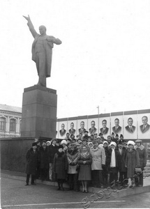 Подробнее о статье Делегация работников искусств ВНР на площади имени В.И.Ленина г.Тамбова (Ед.хр. 2503)