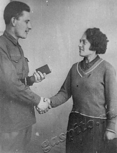 Подробнее о статье Секретарь ВКП (б) Яков Ивашкин вручает партбилет члену ВЛКСМ Медведевой (Ед.хр. 2699)