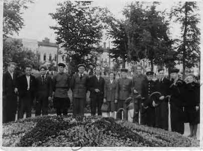 Подробнее о статье Комсомольские работники в парке им. Зои Космодемьянской (Ед.хр. 2713)