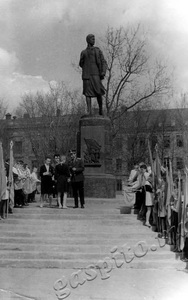 Подробнее о статье Торжественное вручение комсомольских билетов у памятника Герою Советского Союза Зое Космодемьянской (Ед.хр. 2722)