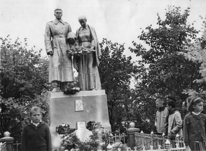 Подробнее о статье Памятник на братской могиле в селе им.Ленина Московского района (Ед.хр. 2757)