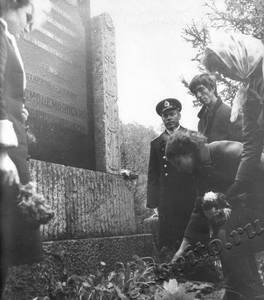 Подробнее о статье Возложение цветов Тамбовской делегацией к памятнику Герою Советского Союза А.Космодемьянского (Ед.хр. 2804)