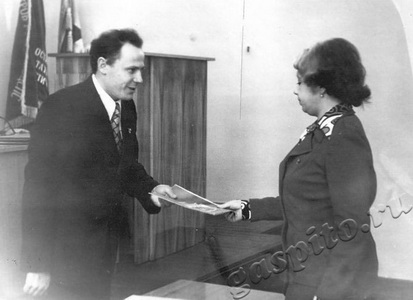 Подробнее о статье Секретарь комитета ВЛКСМ техникума железнодорожного транспорта О.А.Крюченкова вручает рапорт комсомольской организации (Ед.хр. 2807)