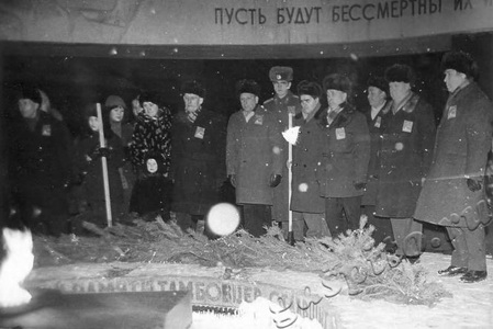 Подробнее о статье Встреча трех поколений, посвященная 34-ой годовщине освобождения г.Ленинграда, в парке культуры и отдыха (Ед.хр. 2811)