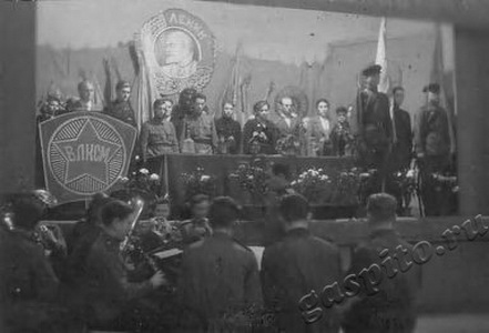 Подробнее о статье Президиум торжественного пленума Ленинского РК ВЛКСМ (Ед.хр. 2821)