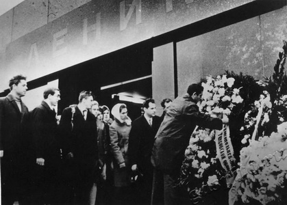 Подробнее о статье Возложение венков к мавзолею В.И.Ленина (Ед.хр. 2828)