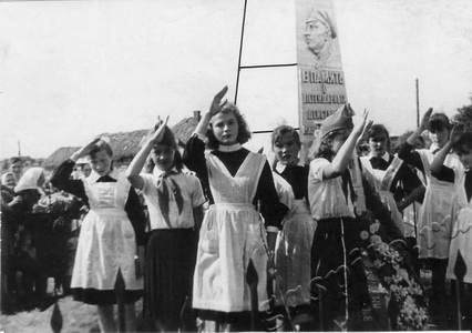 Подробнее о статье Почетный караул у памятника. Надпись на памятнике «В память о легендарных…» (Ед.хр. 2830)