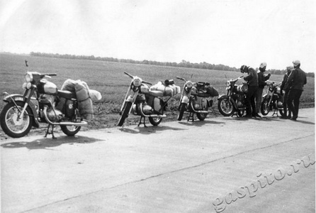 Подробнее о статье Участники мотокросса (Ед.хр. 2834)