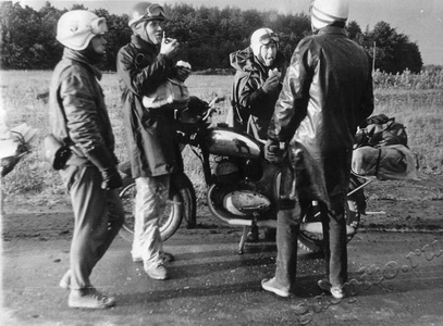 Подробнее о статье Участники мотокросса (Ед.хр. 2835)