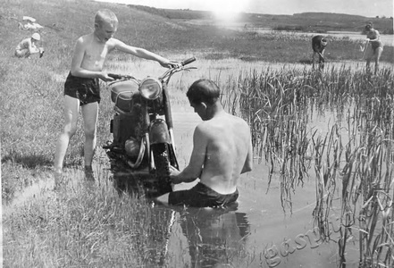 Подробнее о статье Участники мотокросса (Ед.хр. 2839)