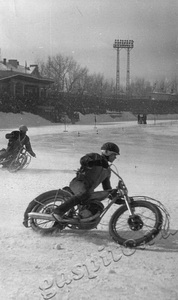 Подробнее о статье Тренировка мотоспортсменов на ледяной дорожке (Ед.хр. 2908)