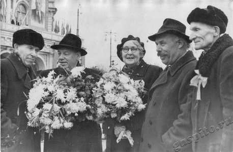 Подробнее о статье Старые большевики на демонстрации, посвященной 40-летию Великой Октябрьской социалистической революции (Ед.хр. 2964)