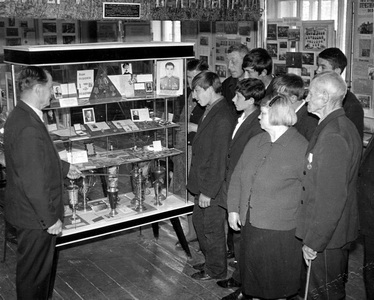 Подробнее о статье Учащиеся ГПТУ № 6, рабочие ТВРЗ на экскурсии в музее ордена Трудового Красного Знамени ТВРЗ (Ед.хр. 3131)