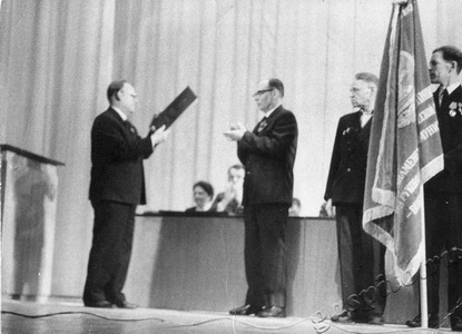 Подробнее о статье Митинг, посвященный вручению ордена Трудового Красного Знамени заводу «Комсомолец» (Ед.хр. 3141)