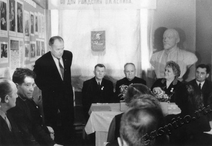 Подробнее о статье Торжественное собрание, посвященное вручению юбилейных медалей рабочим завода «Электроприбор» (Ед.хр. 3154)