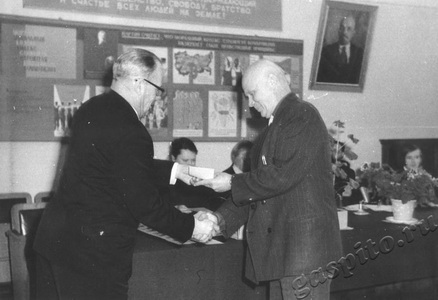 Подробнее о статье Торжественное собрание, посвященное вручению юбилейных медалей рабочим завода «Электроприбор» (Ед.хр. 3155)