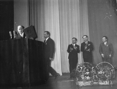 Подробнее о статье Торжественное собрание, посвященное вручению юбилейных медалей рабочим завода «Электроприбор» (Ед.хр. 3162)