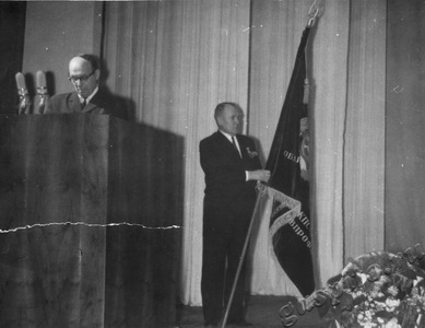 Подробнее о статье Торжественное собрание, посвященное вручению юбилейных медалей рабочим завода «Электроприбор» (Ед.хр. 3164)