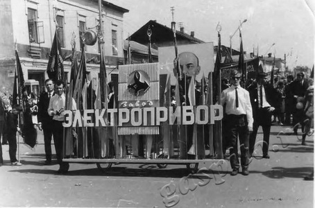 Подробнее о статье Трудящиеся завода «Электроприбор» на первомайской демонстрации (Ед.хр. 3169)