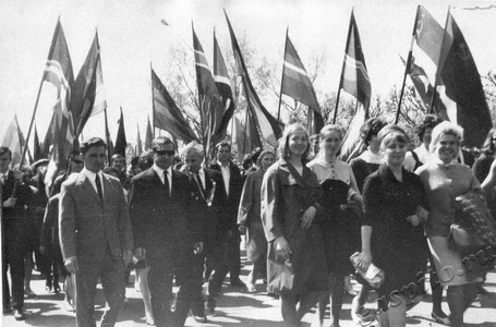 Подробнее о статье Трудящиеся завода «Электроприбор» на первомайской демонстрации (Ед.хр. 3172)