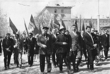 Подробнее о статье Трудящиеся завода «Электроприбор» на первомайской демонстрации (Ед.хр. 3173)