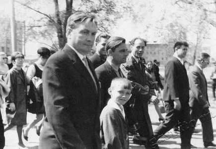 Подробнее о статье Трудящиеся завода «Электроприбор» на первомайской демонстрации (Ед.хр. 3175)