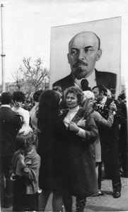 Подробнее о статье Трудящиеся завода «Электроприбор» на первомайской демонстрации (Ед.хр. 3176)