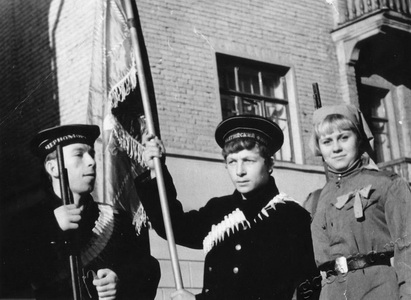 Подробнее о статье Комсомольцы завода «Электроприбор» на демонстрации (Ед.хр. 3178)