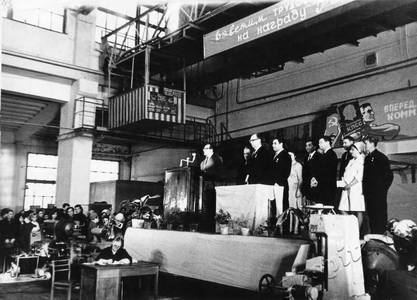 Подробнее о статье Митинг, посвященный вручению Тамбовскому химкомбинату юбилейной почетной Ленинской грамоты (Ед.хр. 3193)