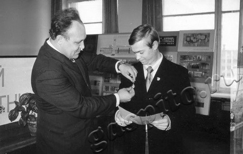 Подробнее о статье Первый секретарь Октябрьского РК КПСС М.М.Говердовский вручает знак ЦК ВЛКСМ «Молодой гвардеец пятилетки» (Ед.хр. 3227)