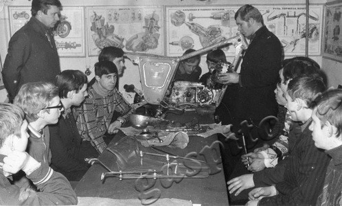 Подробнее о статье Комсомольцы-допризывники производственного объединения «Краситель» на занятиях в авто-мотокружке (Ед.хр. 3228)