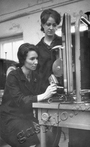 Подробнее о статье Электрослесари КИП производственного объединения «Краситель» Валентина Акользина, Александра Милованова (Ед.хр. 3230)