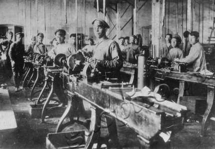 Подробнее о статье Бойцы 3-ей артмастерской, занятые ремонтом арторужия для Красной Армии (Ед.хр. 3239)