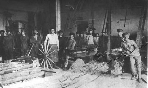 Подробнее о статье Бойцы 3-ей артмастерской, занятые ремонтом арторужия для Красной Армии (Ед.хр. 3240)