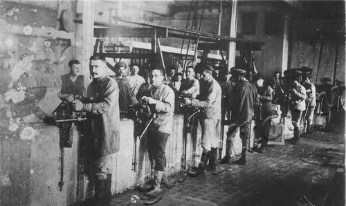 Подробнее о статье Бойцы 3-ей артмастерской, занятые ремонтом арторужия для Красной Армии (Ед.хр. 3241)