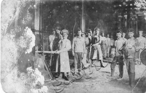 Подробнее о статье Бойцы 3-ей артмастерской, занятые ремонтом арторужия для Красной Армии (Ед.хр. 3242)