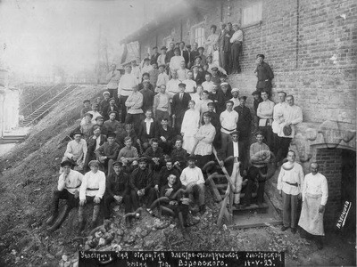 Подробнее о статье Участники открытия электромеханической мастерской имени Воровского на заводе «Ревтруд» (Ед.хр. 3247)