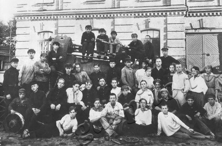 Подробнее о статье Участники комсомольского субботника на заводе «Ревтруд» (Ед.хр. 3248)