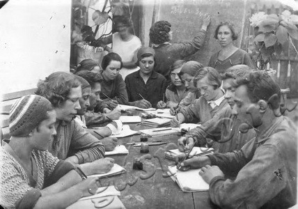 Подробнее о статье Занятия в школе ликвидации безграмотности на заводе «Ревтруд» (Ед.хр. 3249)