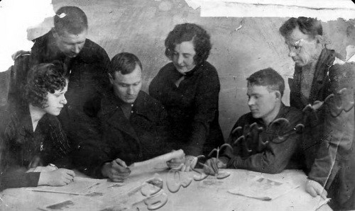 Подробнее о статье Редколлегия стенной газеты литейного цеха завода «Ревтруд» (Ед.хр. 3272)