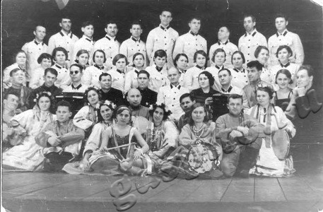 Подробнее о статье Участники ансамбля песни и пляски завода «Ревтруд» (Ед.хр. 3273)