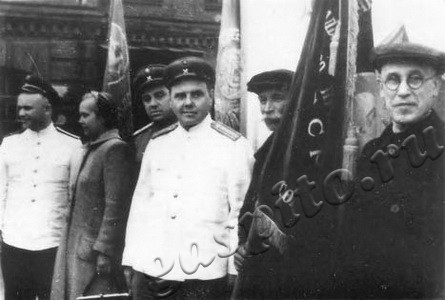 Подробнее о статье Участники торжественного собрания, посвященного вручению Переходящего Красного Знамени завода «Ревтруд» (Ед.хр. 3279)